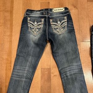 **Great Condition** ROCK REVIVAL Delara Curvy Crop mid rise size 27